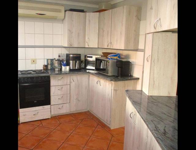 4 BEDROOM TOWNHOUSE FOR SALE IN LANGENHOVENPARK